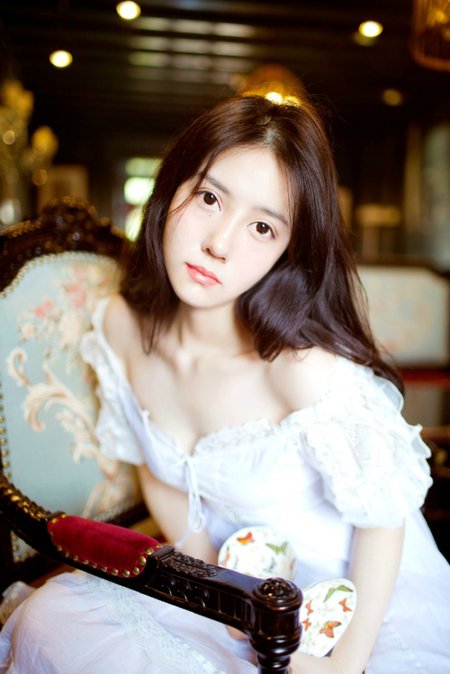 很多男人就是这样的，玩女人的时候总希望对方年轻一点放开一点开放三点，玩着别人的女儿的同时又希望别人永远别来碰自己的女儿。——韩寒《传统美德》